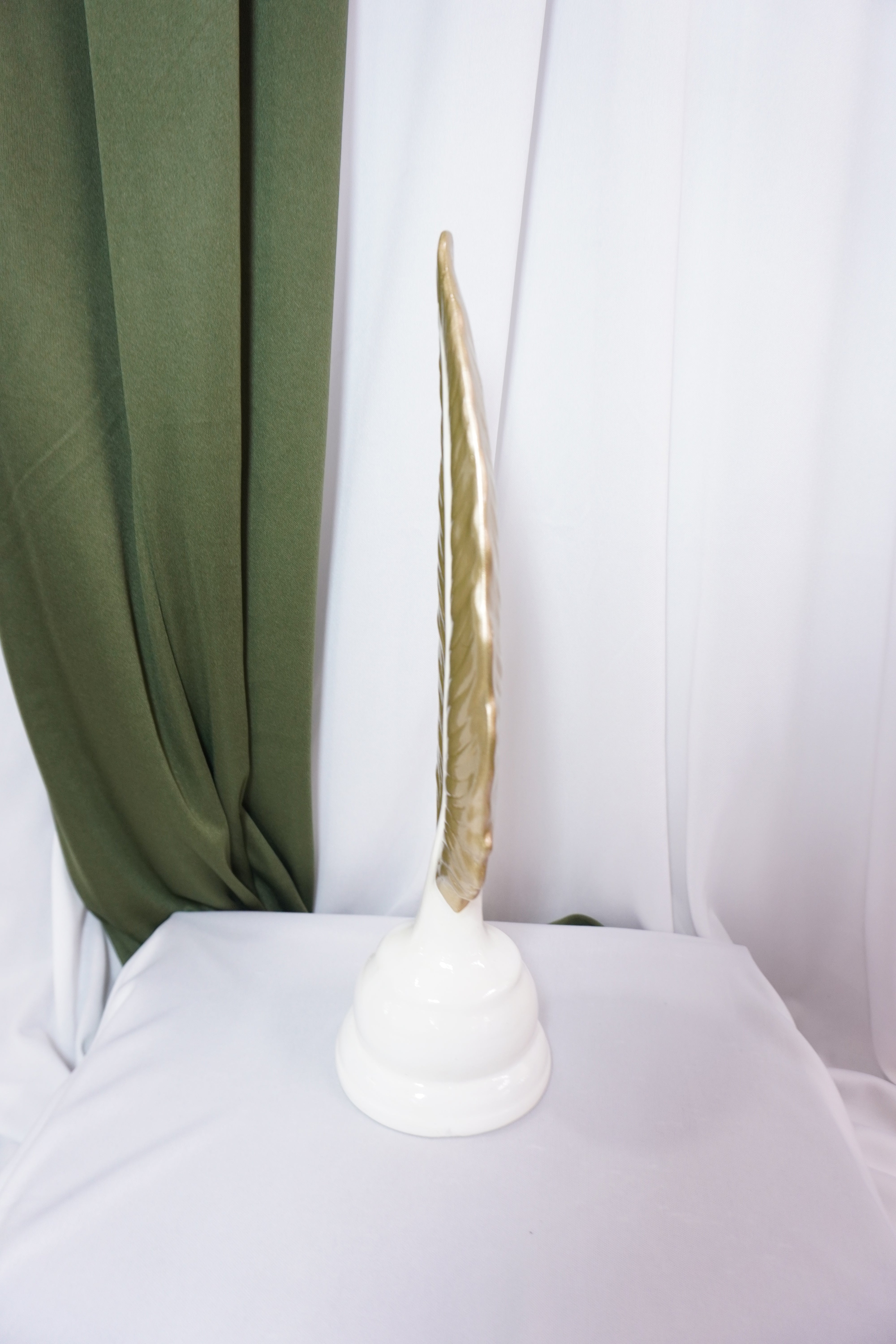 Pluma Decorativa — Accesorio Elegante para Escritorio