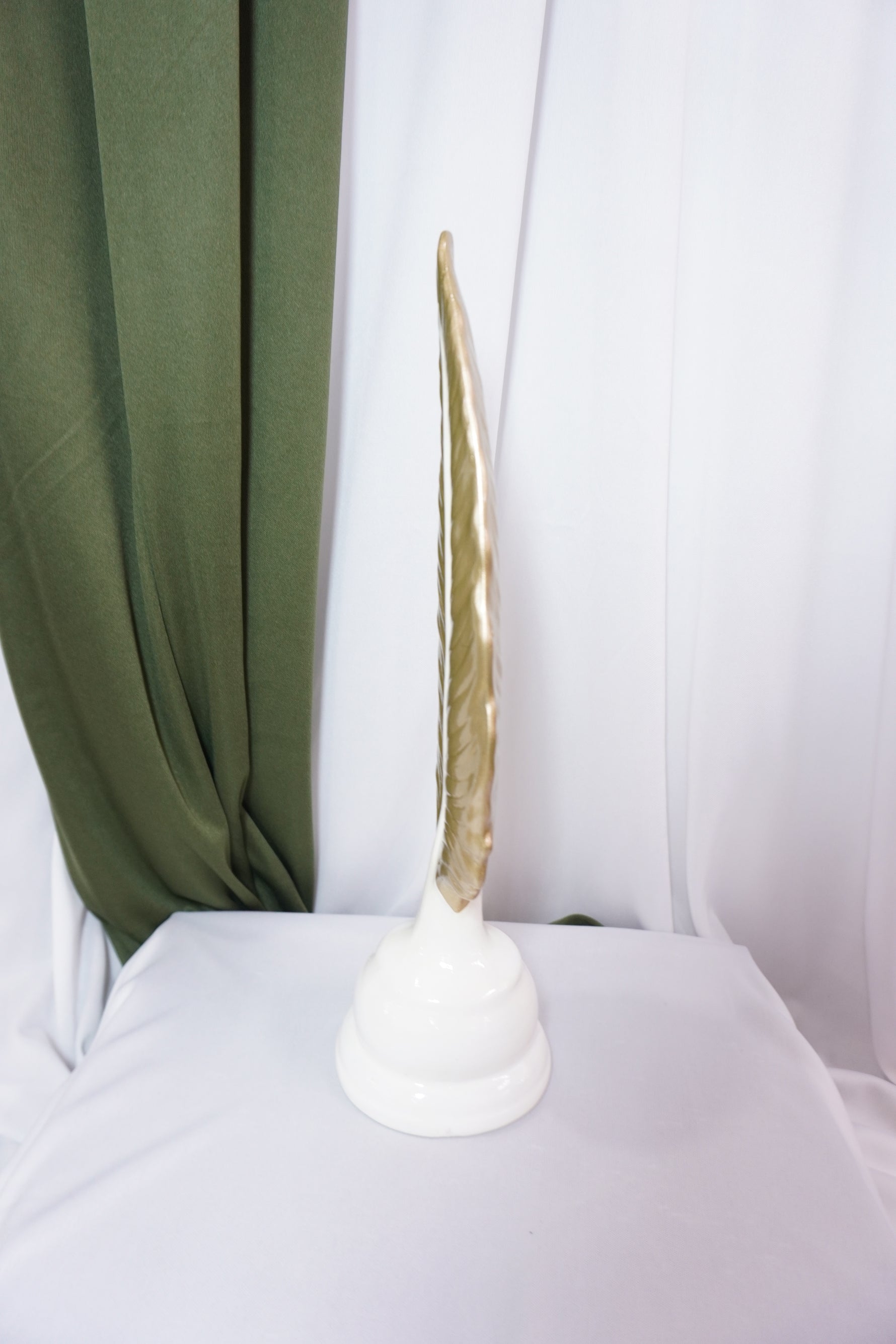 Pluma Decorativa — Accesorio Elegante para Escritorio