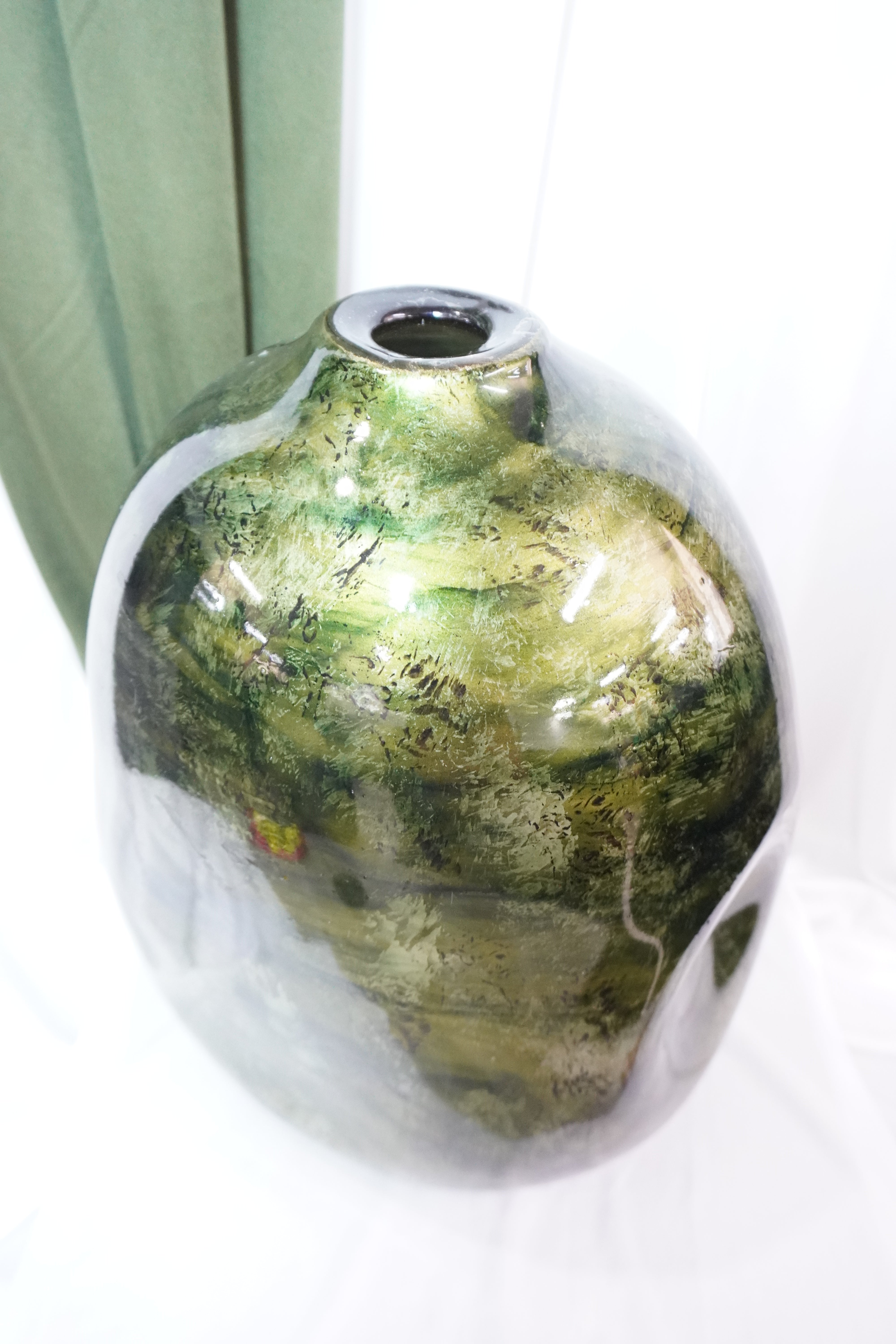 Jarrón Kenya I — Cerámica Artesanal Verde Olivo